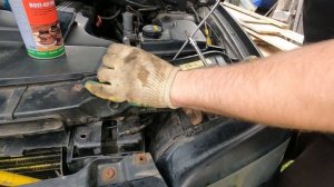 Открываю капот через решетки радиатора,снимаю и промы