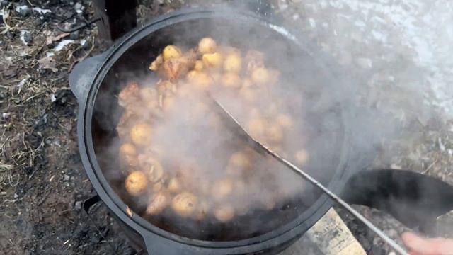 🔥 "Мясо, картошка и грибы в казане: ароматный пир у кос