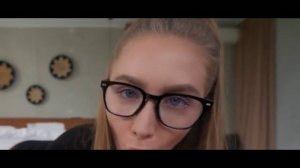 Девушка в очках встречает своего парня в его доме | Романтическая история