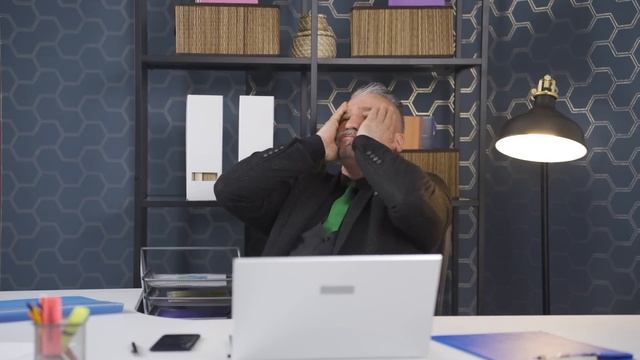 Священник не знал, что его снимает камера. То, что он сд смотреть онлайн