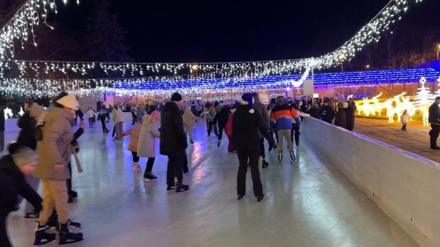 Каток у ДВОРЦА СПОРТА ⛸️ ОДЕССА #новыйгод #каток #двор смотреть онлайн