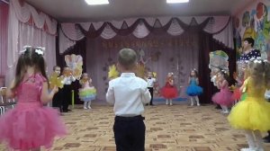 Вход на осенний праздник: "Осенние листочки"