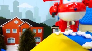 Видео про игрушки Супер Крылья! Супер Джетт катается с