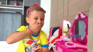 Диана и Рома Диана и волшебное Зеркало! Диана и Рома притворяются, что играют с настольной игрушкой