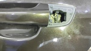 Как снять наружную ручку задней двери SKODA SUPERB 2013г