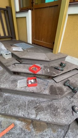 Установка ограждения и террасной доски дпк на угловом крылечке.