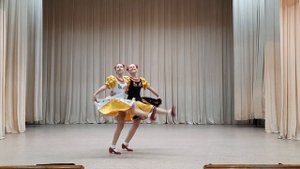 Танец "Подружки " - исполняют-Лескевич Александра и Нов