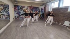 Красивый танец бачата женский стиль, выступают леди》