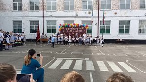 Танец  1 сентября ! 1 и 11 класс