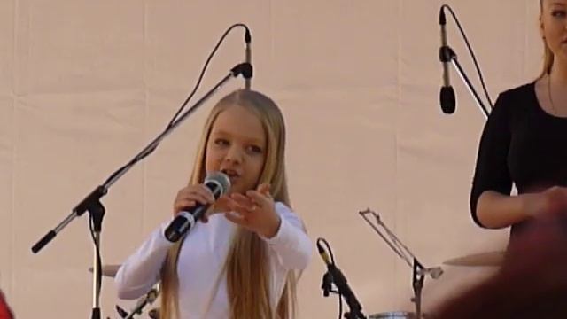 Виктория и Анастасия Петрик - Сіла птаха (Фестиваль писанки, 02.05.2013) смотреть онлайн