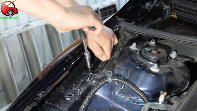Установка упоров / амортизаторов капота на Toyota Camry 70 USA смотреть онлайн