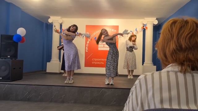Танец под песню "Матушка Земля - Т. Куртукова". Смоленск