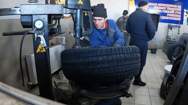 Монтаж колес 275/45R21 и 315/40R21на Mercedes-Benz #шиномонтаж #automobile смотреть онлайн
