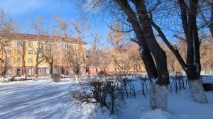 После развода Анна переехала в другой город. Через год