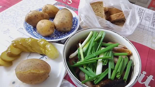 Картошечка селёдочка огурчик.