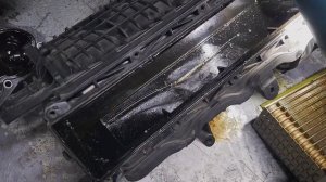 Сняли поддон и впуск Ауди А4 осматриваем стружку во вп?