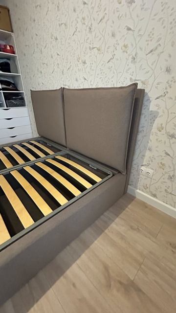 Кровать с изголовьем подушки и широкими боковинами 180 на 200