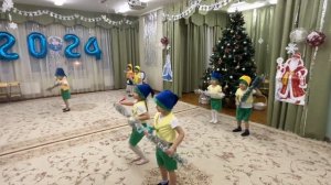 «Танец Гномиков» в исполнении детей средней группы.