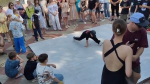 Лучшие ребята по детскому брейк - дансу . Соревнования