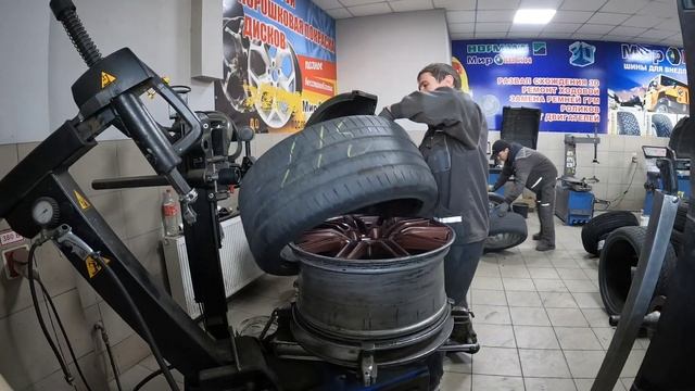 Шиномонтаж колеса 295/35R21 от Porsche Cayenne смотреть онлайн