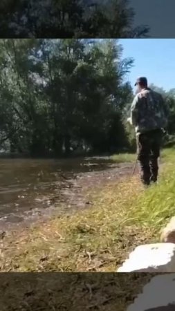 На рыбалке. Не забивайте смазывать свои катушки!
