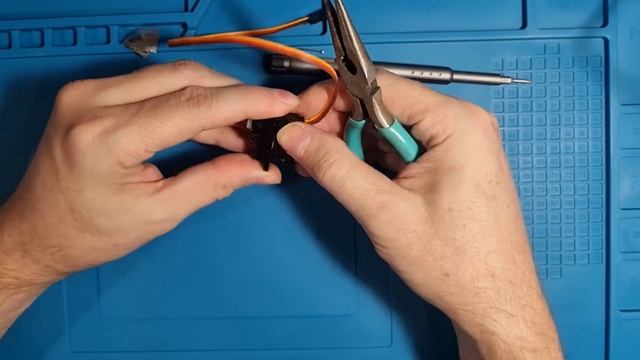 Разбираем сервопривод SG90 смотреть онлайн