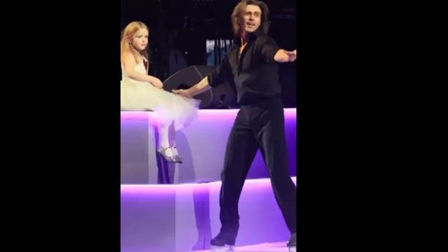 До слёз! Мила дочь Заворотнюк и Чернышева вышла на лед