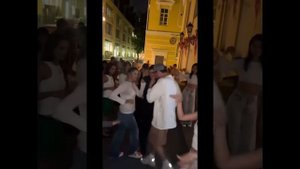 Агата Муцениеце и Иван Чуйков устроили танцы на улице