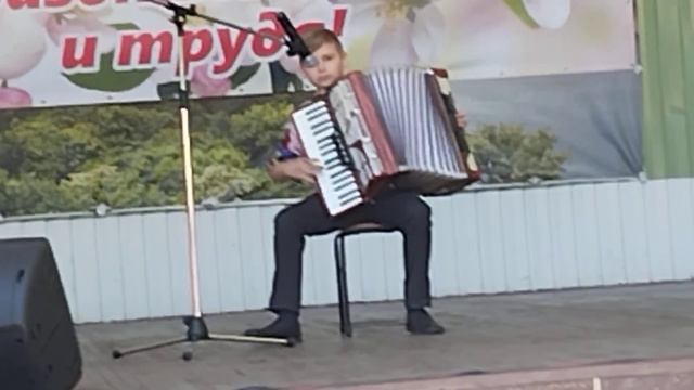 Вясёлы танец полечка і акардэон. Парк над ракой Сож. смотреть онлайн