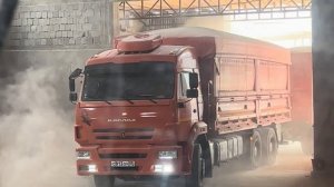 Выгрузка КамАЗ и так же прицепа сломался ось !