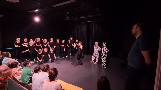 Вокально-пластический номер "Пластилиновая ворона"
Четвертый мастер "Малый театр отдыхает"