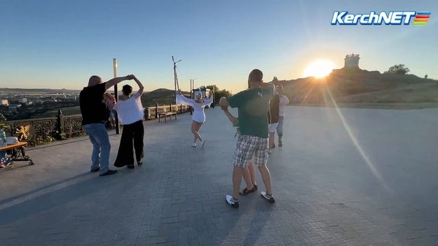 В Керчи станцевали сальсу и бачату смотреть онлайн