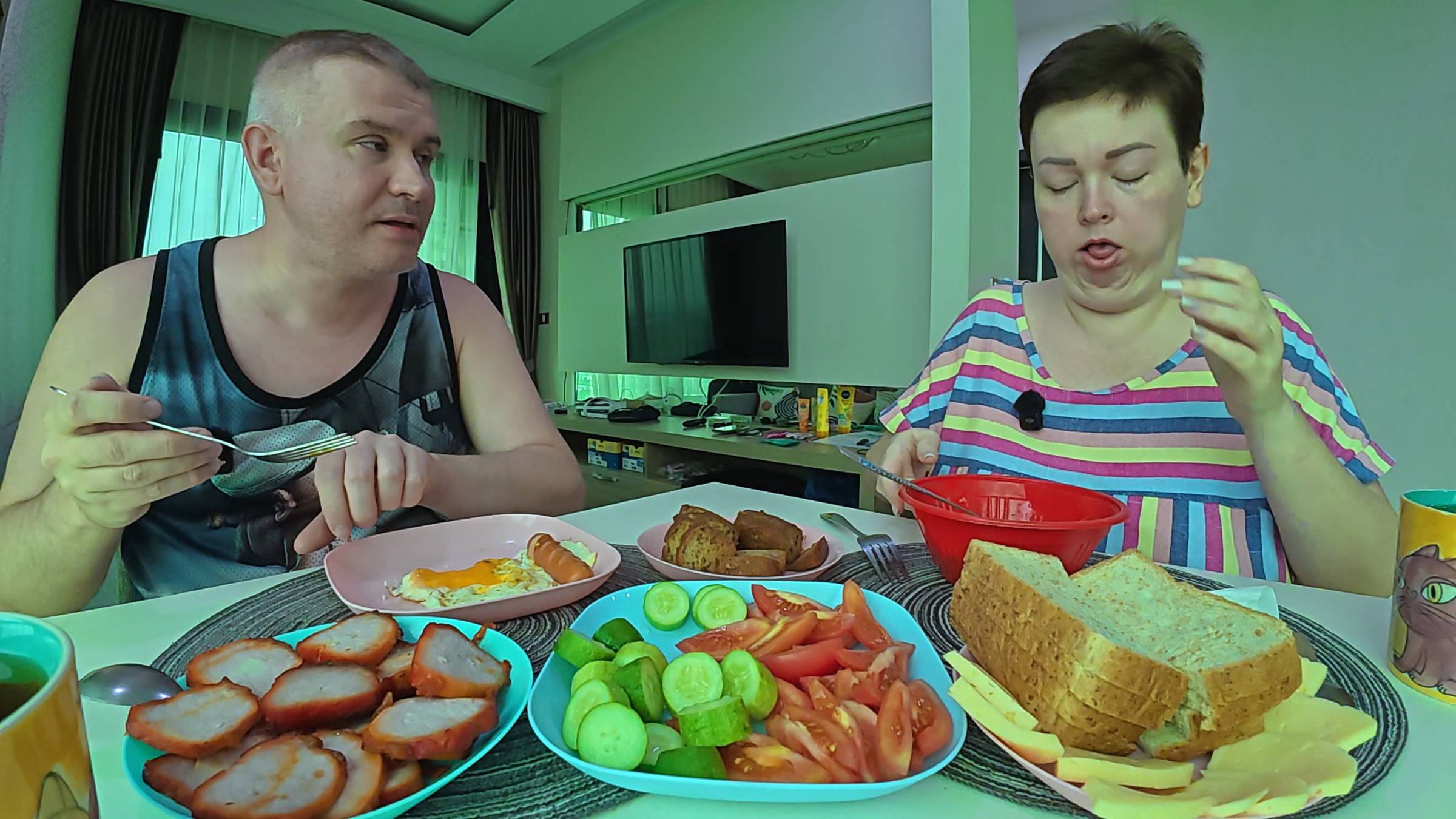 Мукбанг ЖЕСТЬ, я не ожидала такого на семейный обед в Таиланде! ВКУСНО) Впервые пробуем Кхао сой
