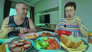 Мукбанг ЖЕСТЬ, я не ожидала такого на семейный обед в Таиланде! ВКУСНО) Впервые пробуем Кхао сой