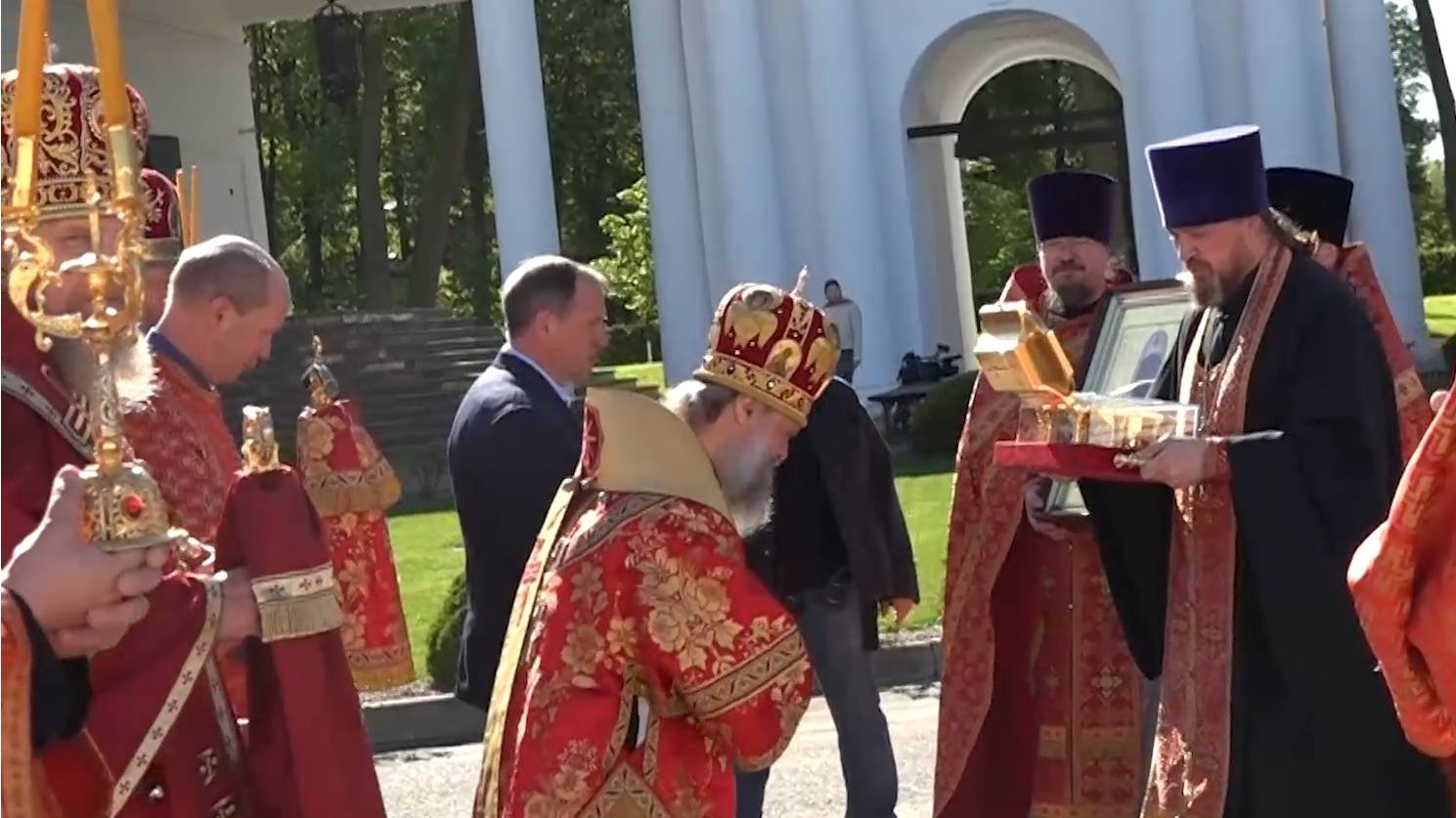 В городе Иваново торжественно встретили ковчег с частью мощей Патриарха Тихона смотреть онлайн