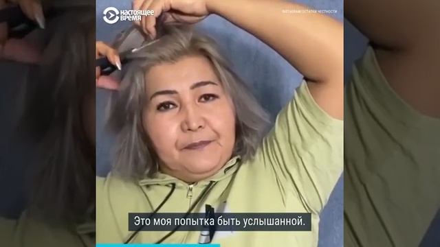 Женщины бреют головы, заявляя, что живут в "тюрьме под названием Казахстан" смотреть онлайн