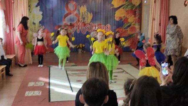 Танец бабочек и цветочков 😍 утренник к 8 марта смотреть онлайн
