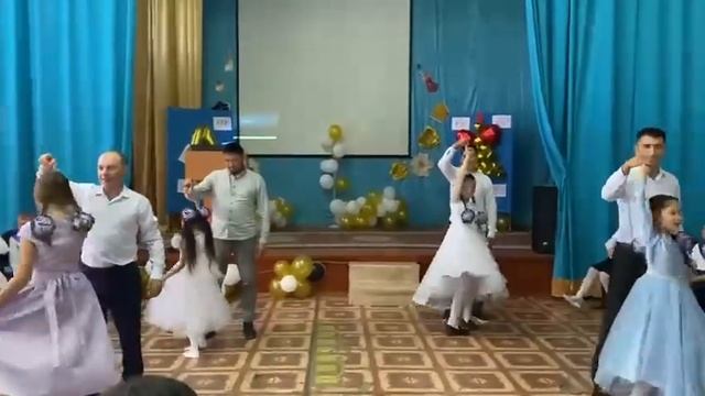 Прощание с начальной школой. Танец девочек с папами смотреть онлайн