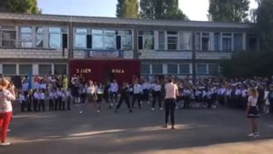 Танец на 1 сентября.  11 класс и 1 класс. Флешмоб