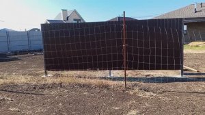 Прикрутил профлист к каркасу забора .