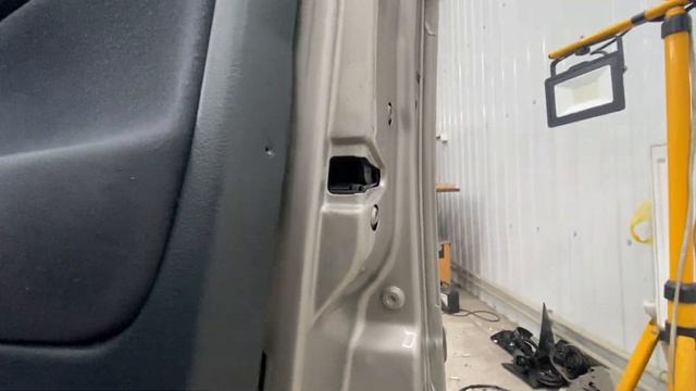 Снятие дверной карты на Шкода Октавия А4 смотреть онлайн