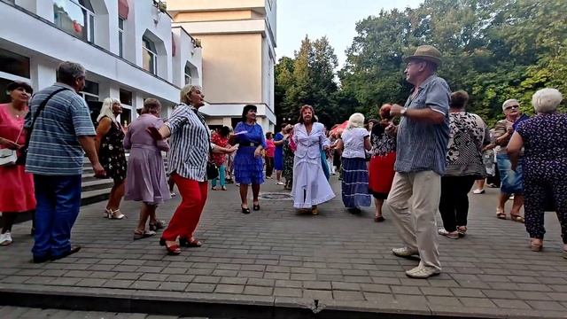 25.08.24г..."Чудо Юдо Изловлю"... звучит на танцполе в Гомель смотреть онлайн