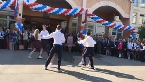 Танец 11 класса на линейке 1 сентября 2017