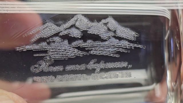 Пример детализации гравировки стекла на УФ маркере смотреть онлайн