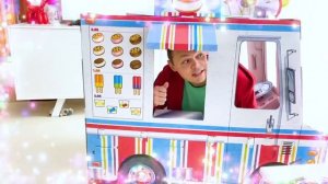 Мистер Макс Макс и папа играют в вагончик мороженого