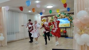 Русский танец родителей н аюбилее детского сада