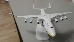 Я показываю модель самолёта