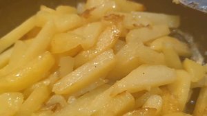 Жарю картошку на чугунной сковороде: это выглядит апп?