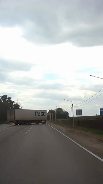 И это профессиональный водитель?Нет это не водитель, это осёл.