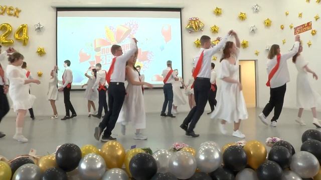 Танец выпускников. ПОСЛЕДНИЙ ЗВОНОК - 2024 г.